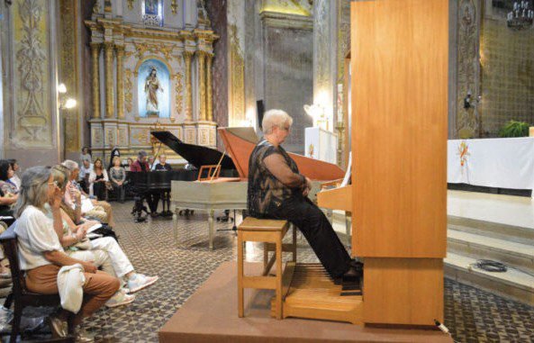 Cristina tocando el órgano de tubos en la Basílica de Paysandú